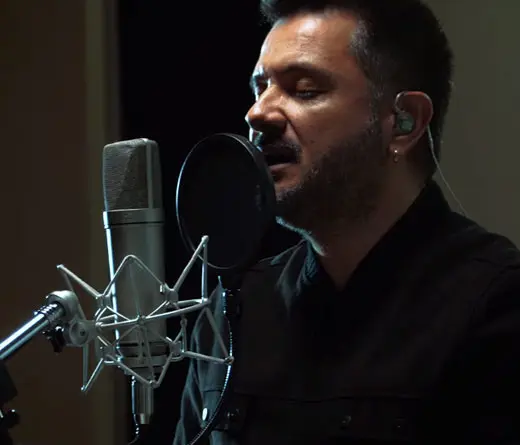 El cantante salteo estrena el video en estudio de su cancin Viaje.